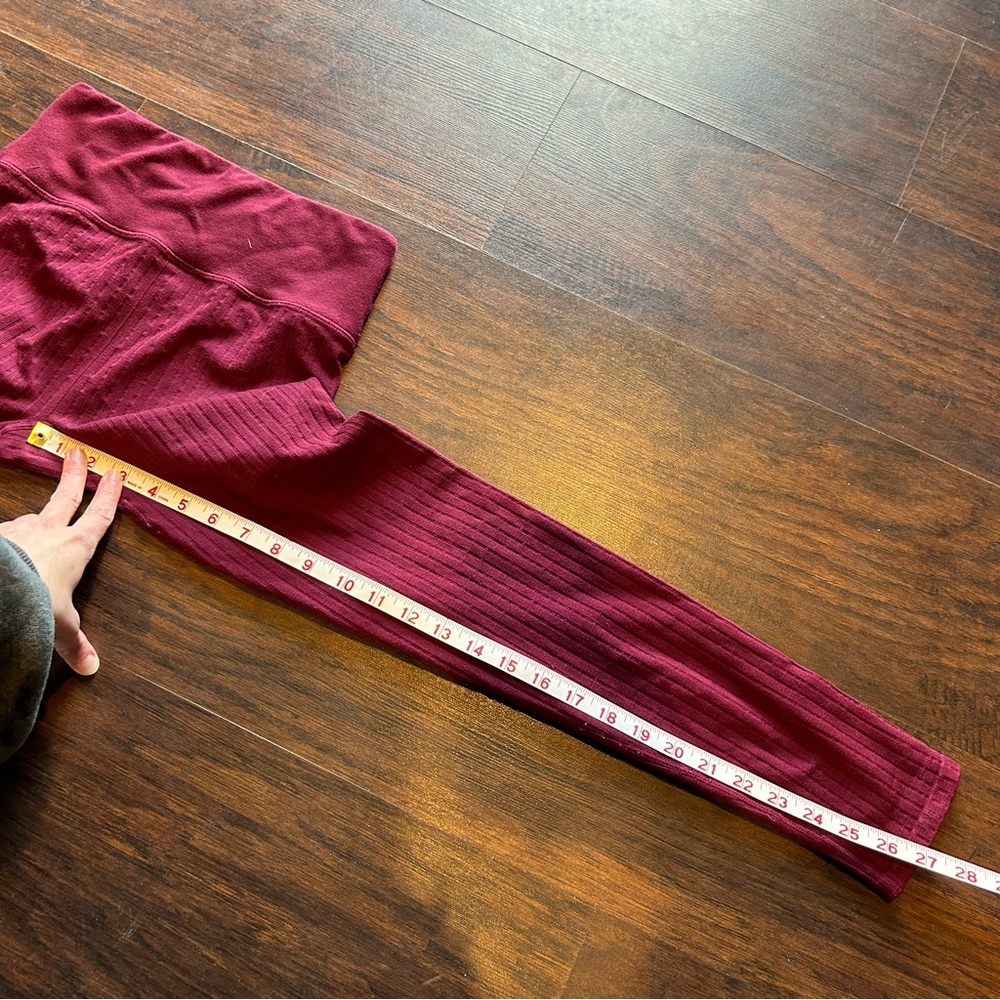 [Fabletics] Ribbed Wine Colored Leggings - Picture 4 of 7